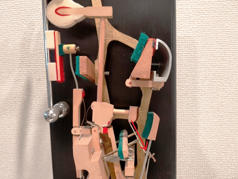 アップライトピアノの部品:ブライドルテープ(打弦後)